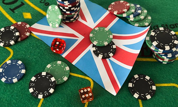 Meja baccarat dengan kartu yang sedang dibagikan dealer